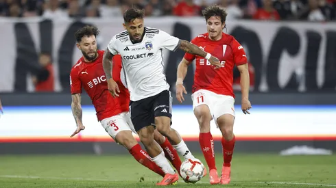 Colo Colo enfrenta a la UC en uno de los dos duelos pendientes que tiene por la Liga de Primera.