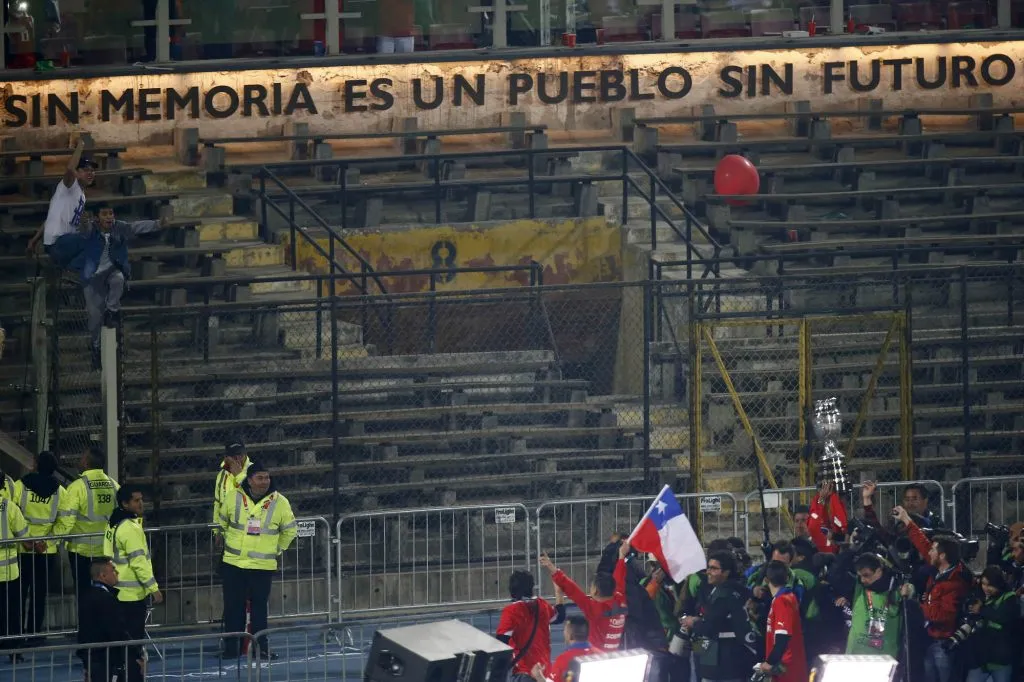 El memorial en el Estadio Nacional a los detenidos desaparecidos en dictadura, durante el festejo de la Copa América 2015: el homenaje de Jarita a 10 años.