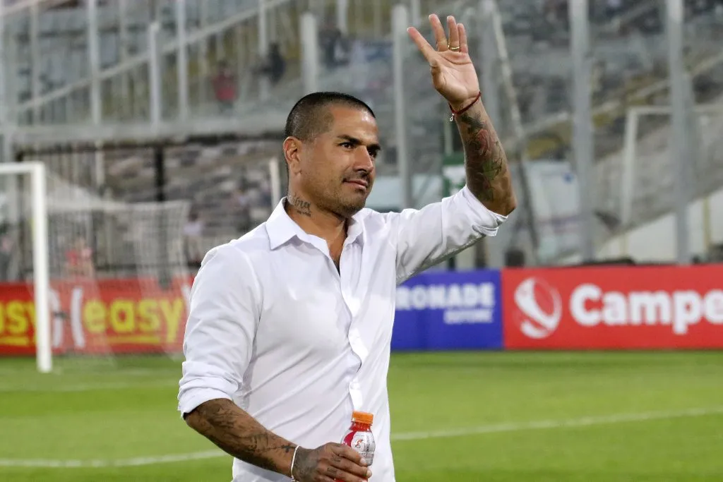 Kike Acuña visitó el Monumental como DT del Santiago City. (Javier Salvo/Photosport).