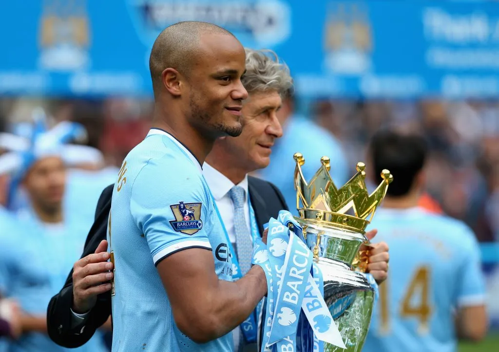 Kompany y Manuel Pellegrini celebran la Premier League del Manchester City. (Alex Livesey/Getty Images).