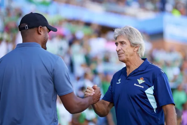 El Betis jugó un amistoso ante el Burnley y ahí hubo un reencuentro entre Pellegrini y Kompany. (Fran Santiago/Getty Images).