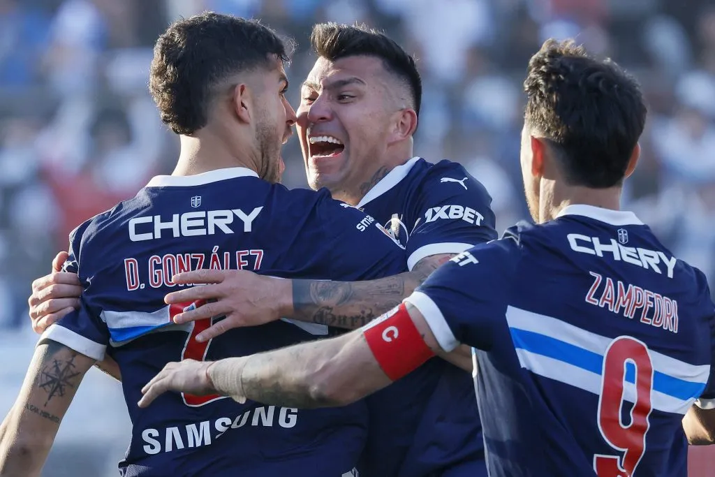 Gary Medel festeja con Daniel González. (Andres Pina/Photosport).