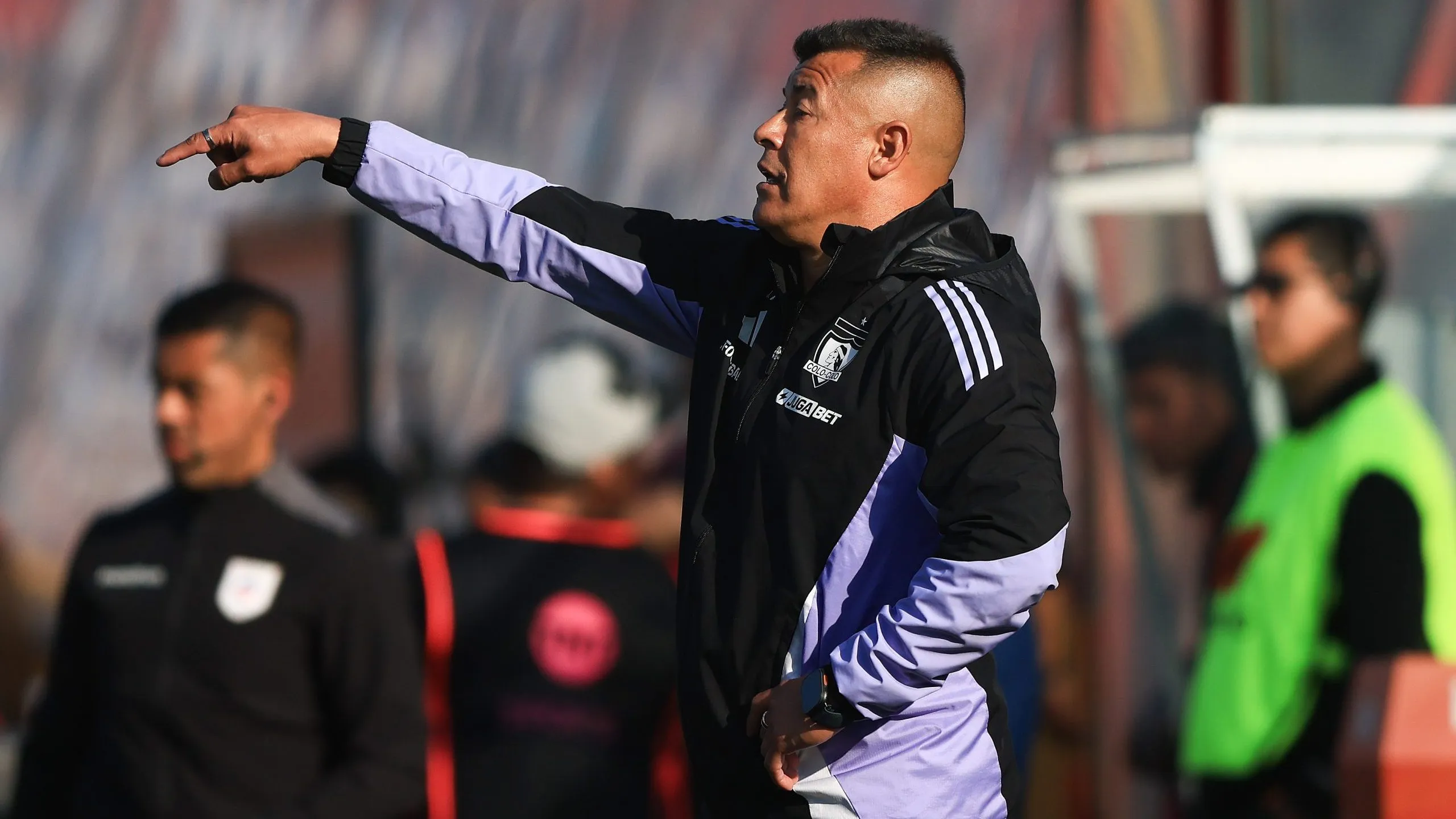 Jorge Almirón dio varias declaraciones inexplicables tras la derrota de Colo Colo. (Felipe Zanca/Photosport).