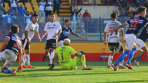 Los hinchas de Colo Colo no perdonan el error cometido en el primero gol del Clásico ante la UC.