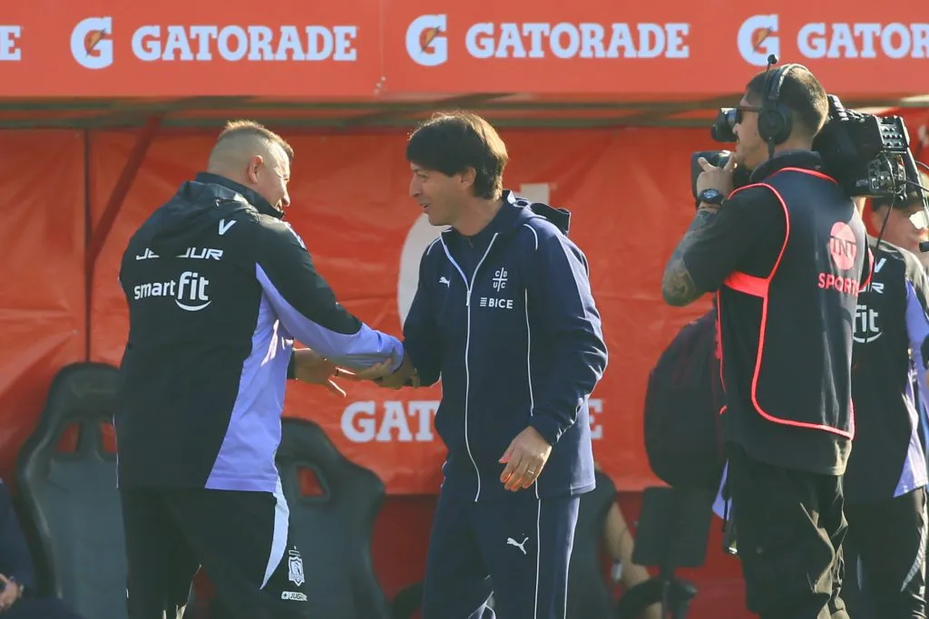 Jorge Almirón saluda a Daniel Garnero en la previa del clásico que la UC le ganó a Colo Colo. (Dragomir Yankovic/Photosport).
