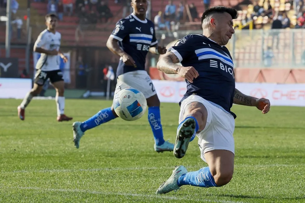 Gary Medel en acción durante el clásico que la Católica le ganó a Colo Colo. (Andres Pina/Photosport).