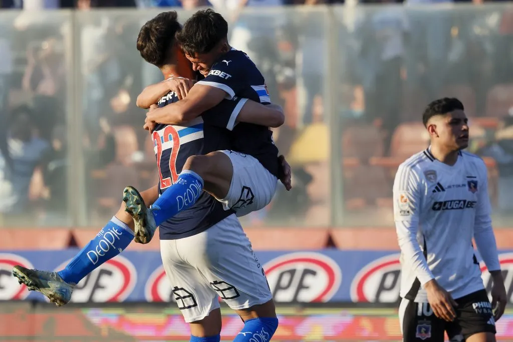 Diego Corral festeja en los brazos de Alfred Canales su golazo. (Andres Pina/Photosport).
