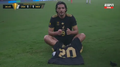 Este atacante coincidió con Diogo Jota en la Premier League y quiso homenajearlo con su festejo más típico.