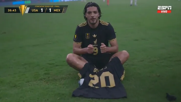 Este atacante coincidió con Diogo Jota en la Premier League y quiso homenajearlo con su festejo más típico.