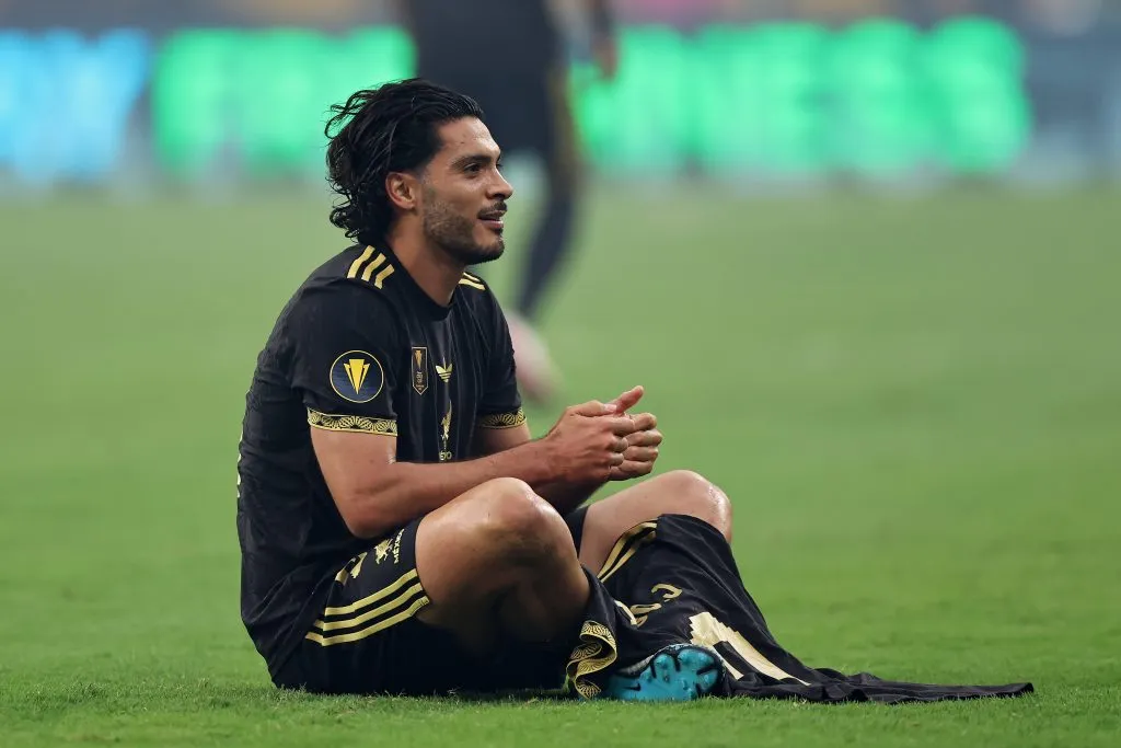 Raúl Jiménez y su festejo en honor a Diogo Jota. (Omar Vega/Getty Images).