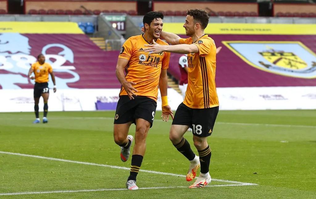 Raúl Jiménez celebra junto a Diogo Jota, con quien fue compañero en Wolverhampton. (Jason Cairnduff/Pool via Getty Images).