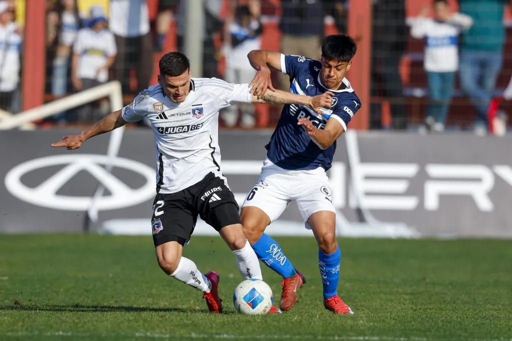 Lucas Cepeda lucha un balón ante Sebastián Arancibia, a quien no pudo ganarle en el partido (Pepe Alvujar/Photosport).