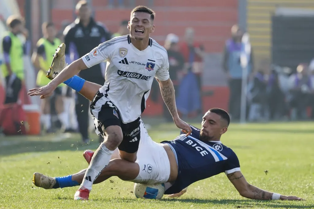 Lucas Cepeda y una falta de Branco Ampuero. (Andres Pina/Photosport).