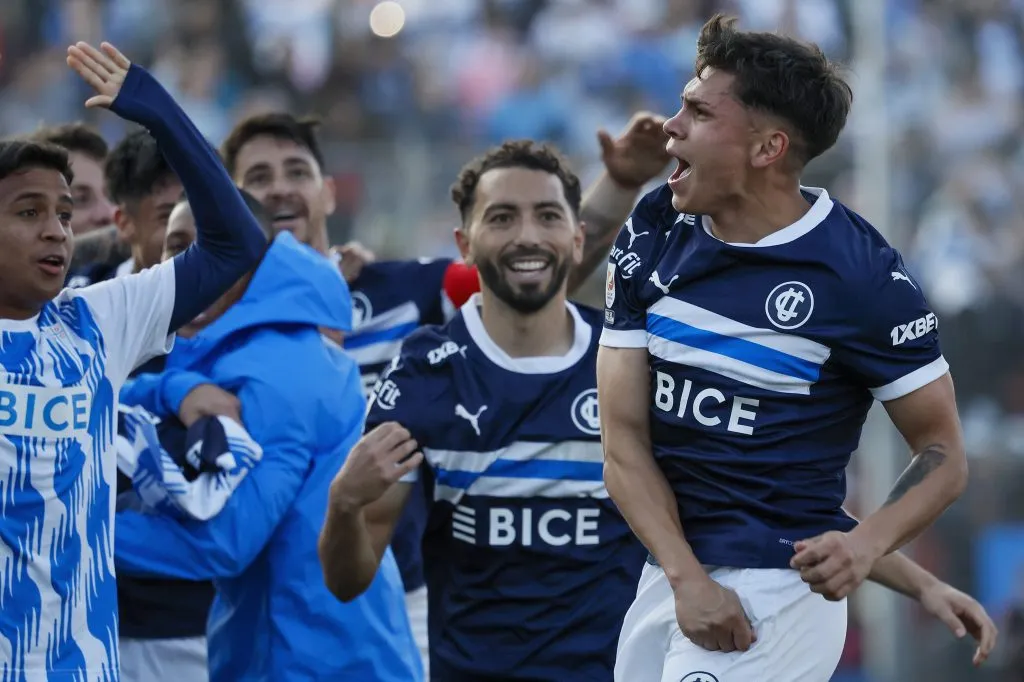 Diego Corral selló la victoria de Universidad Católica ante Colo Colo con un verdadero golazo. Foto: Photosport.