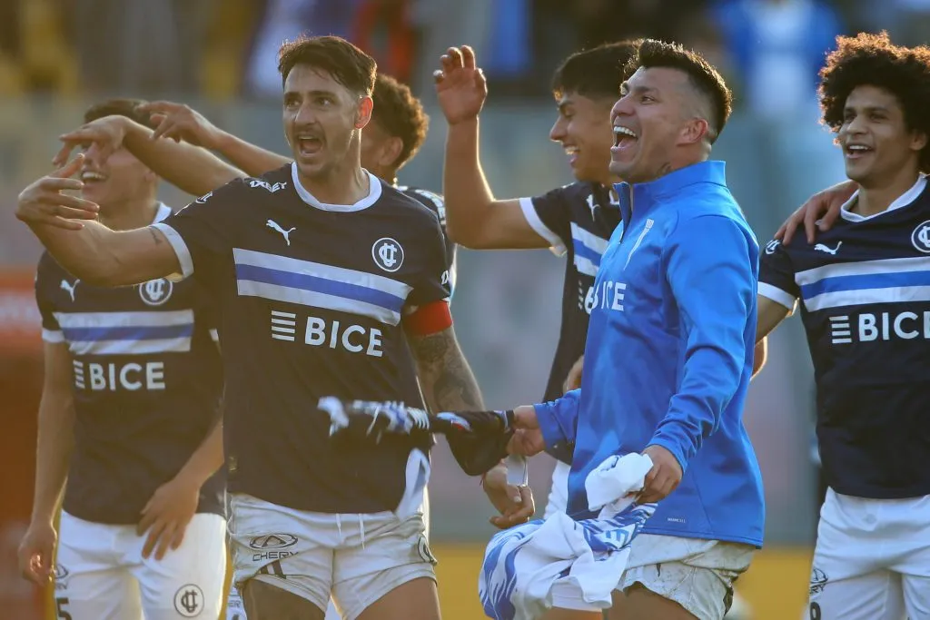 Gary Medel y la UC celebran la victoria ante el Cacique. (Dragomir Yankovic/Photosport).