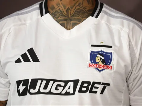Pocos lo notaron: El cambio en la camiseta que estrenó Colo Colo