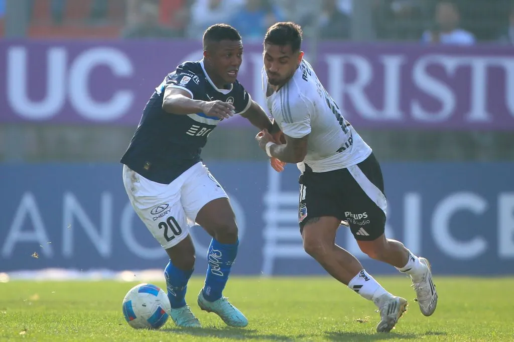 Marcos Bolados lucha ante el colombiano Jhojan Valencia. (Dragomir Yankovic/Photosport).