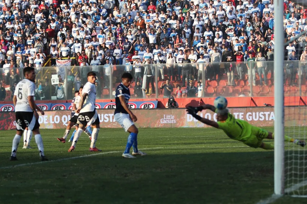 El manotazo inefectivo de Brayan Cortés al tiro de Corral. (Marco Muga/Photosport).