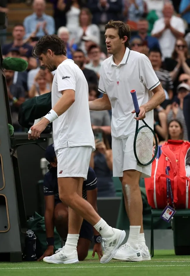 Cameron Norrie y Nicolás Jarry discuten en Wimbledon (Getty Images).