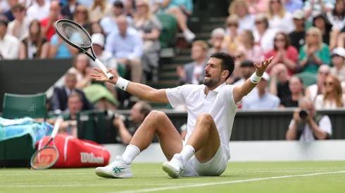 Novak Djokovic sigue firme en Wimbledon.
