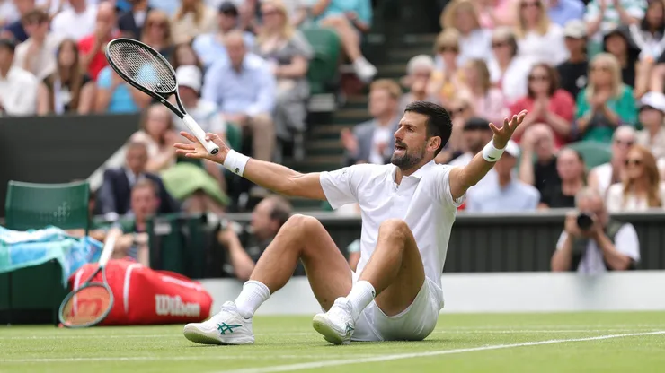 Novak Djokovic sigue firme en Wimbledon.