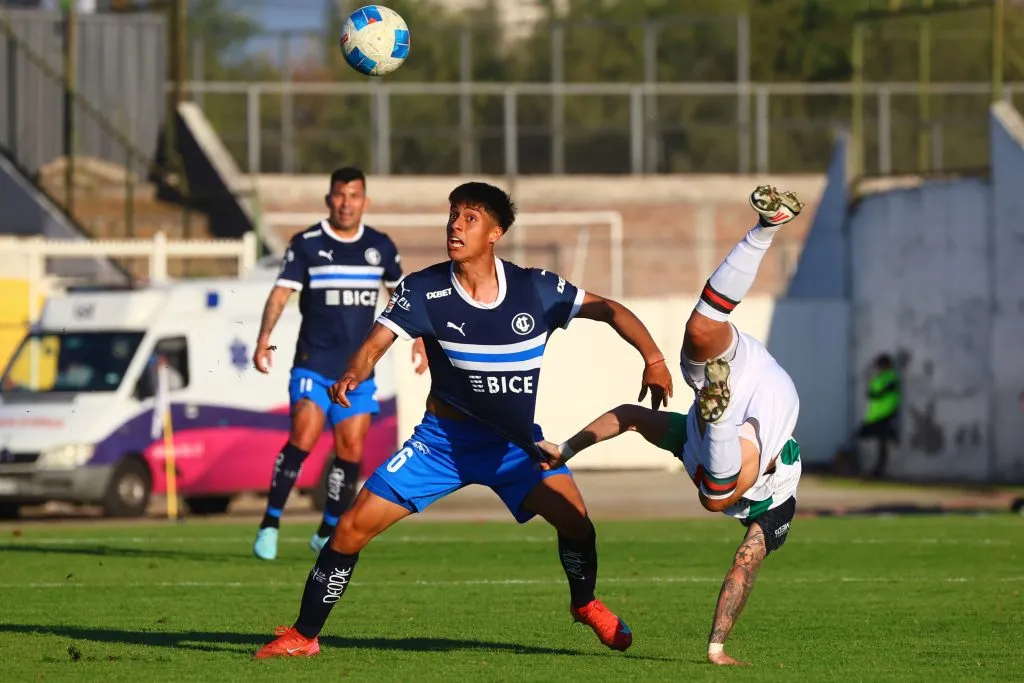 Sebastián Arancibia en uno de los 13 partidos que suma en el plantel estelar de la UC. (Jonnathan Oyarzun/Photosport).