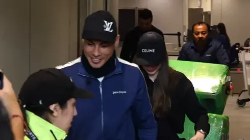 Eduardo Vargas llegó con su pareja a Chile y le mandó un recado a la U.