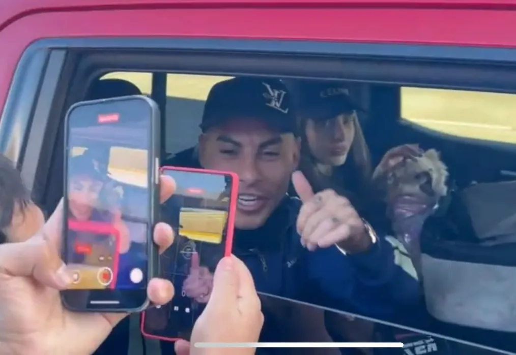 Eduardo Vargas compartió con los hinchas de U de Chile. Foto: Emisora Bullanguera.