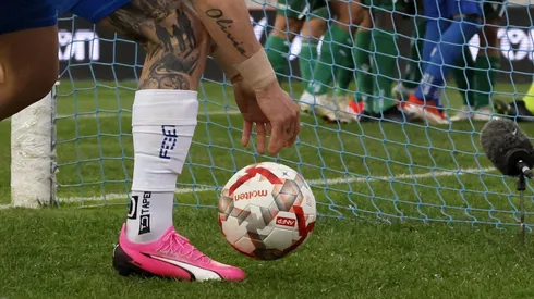Un DT del fútbol chileno fue viral por protagonizar un duro momento al ganar un clásico.