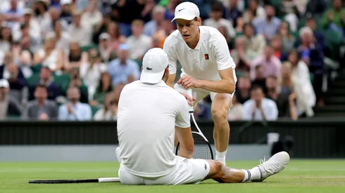 Jannik Sinner pasó a cuartos de final en Wimbledon tras lesión de Grigor Dimitrov.