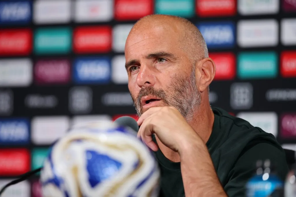 Enzo Maresca quedó más o menos así con la respuesta que destruyó todo su argumento. (Alex Grimm/Getty Images).