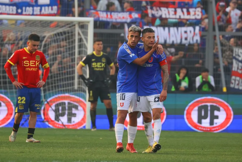 La celebración del gol de Lucas Assadi fue con Charles Aránguiz. Foto: Dragomir Yankovic/Photosport