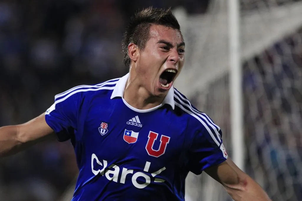 Eduardo Vargas dejó una huella imborrable en Universidad de Chile jugando la Copa Sudamericana. ¿Podrá volver a jugar el torneo en este 2025? | Foto: Photosport.