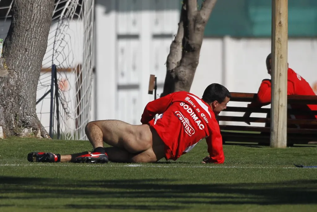 Así quedó Roboerto Cereceda en el césped de Pinto Durán. (ANDRES PINA/PHOTOSPORT).