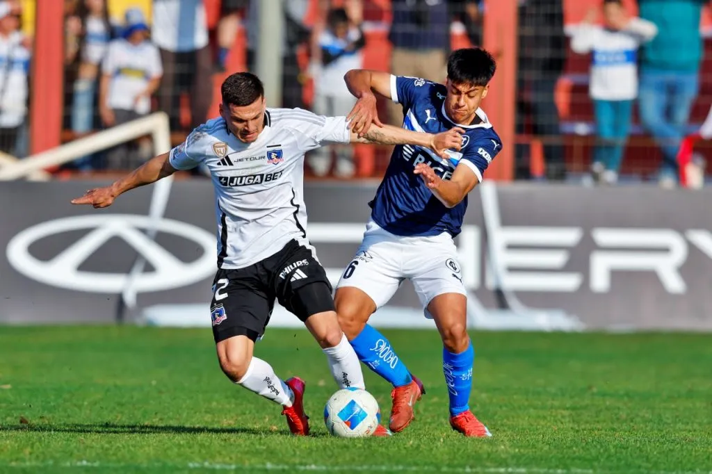 Sebastián Arancibia maniató a Lucas Cepeda en el triunfo de Católica a Colo Colo (Photosport)
