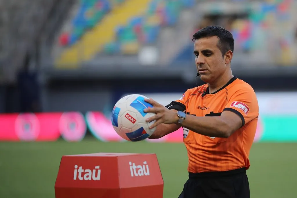 Piero Maza arbitrará el Superclásico entre U. de Chile y Colo Colo | Photosport