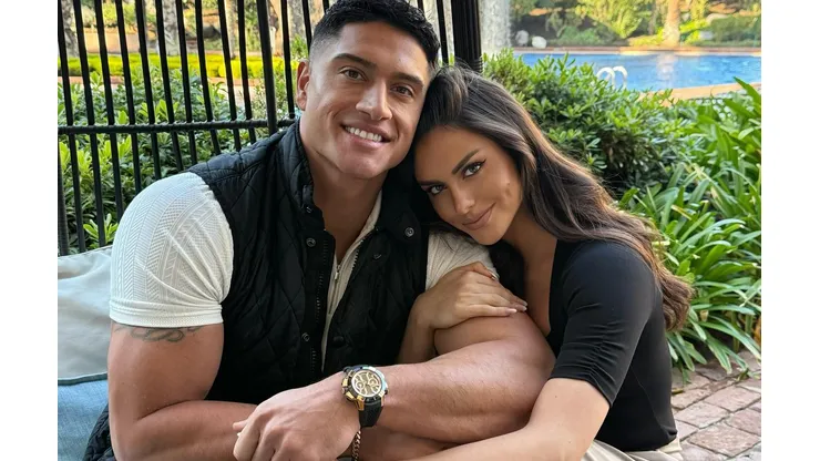 El ex NFL entregó detalles íntimos de su relación con la modelo chilena.