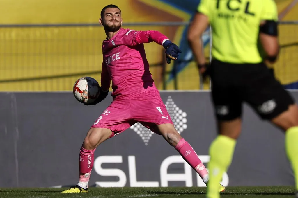 Thomas Gillier en acción por la Universidad Católica: jugó 26 partidos en los Cruzados. (Andres Pina/Photosport).