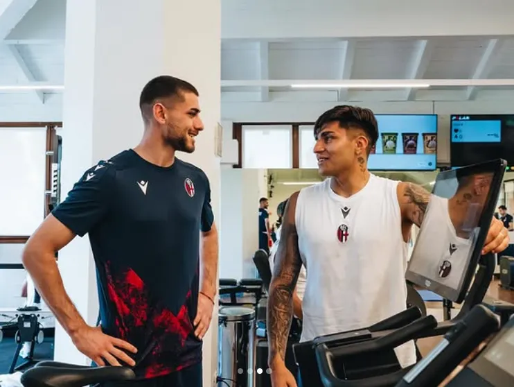 Thomas Gillier en una charla con el argentino Santiago Castro, delantero argentino del Bologna. (Captura Instagram).
