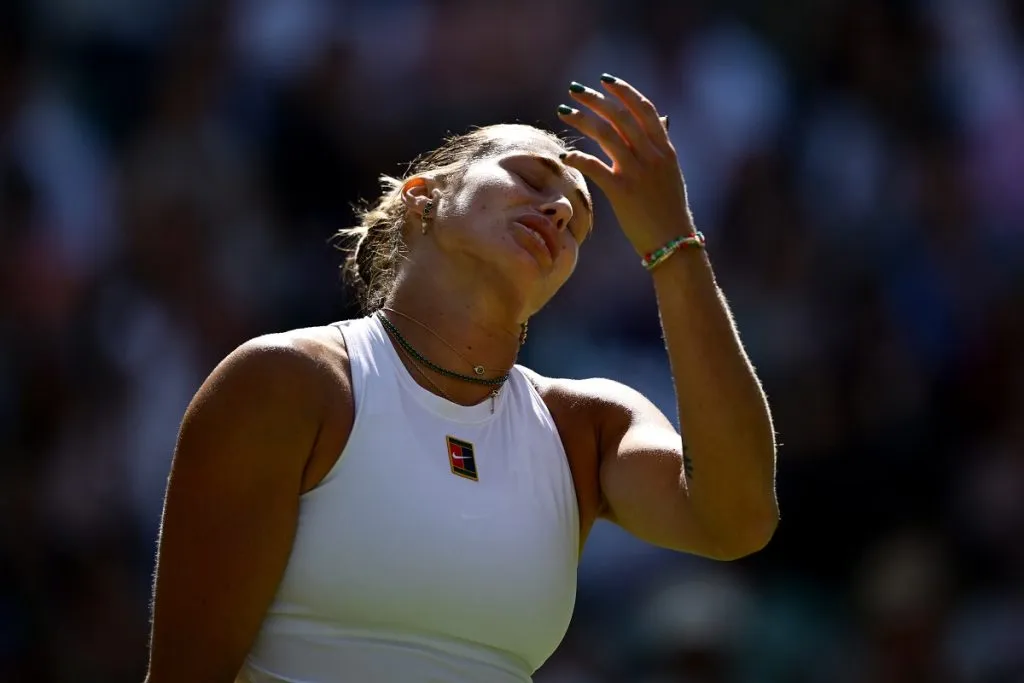 Aryna Sabalenka durante su partido ante Laura Siegemund en Wimbledon (Getty Images).