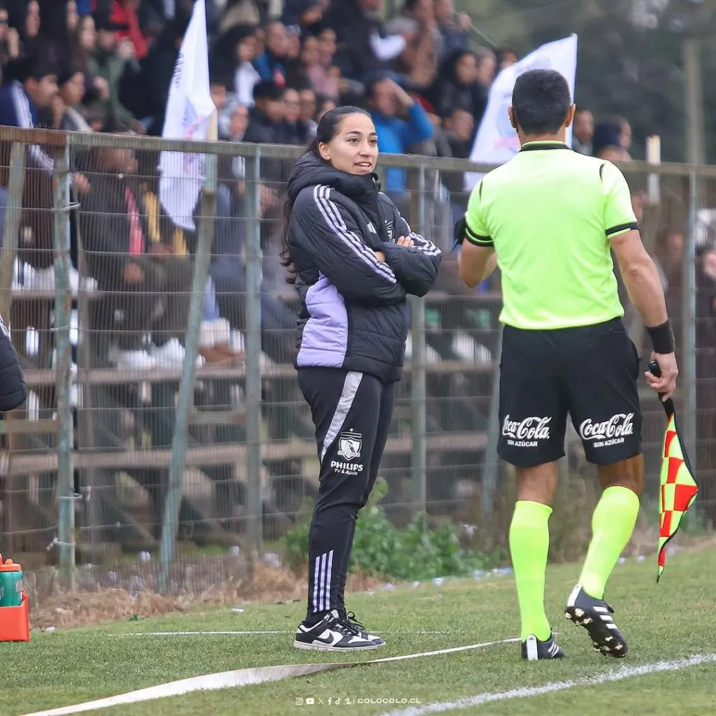 Elisa Durán con el buzo de Colo Colo, pero ahora como DT de la Sub 16 ante Rangers. Foto: Colo Colo