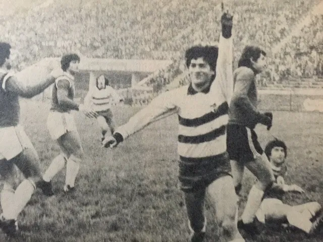 Manuel Rojas celebra un gol con Palestino, elenco con el que fue campeón en 1978