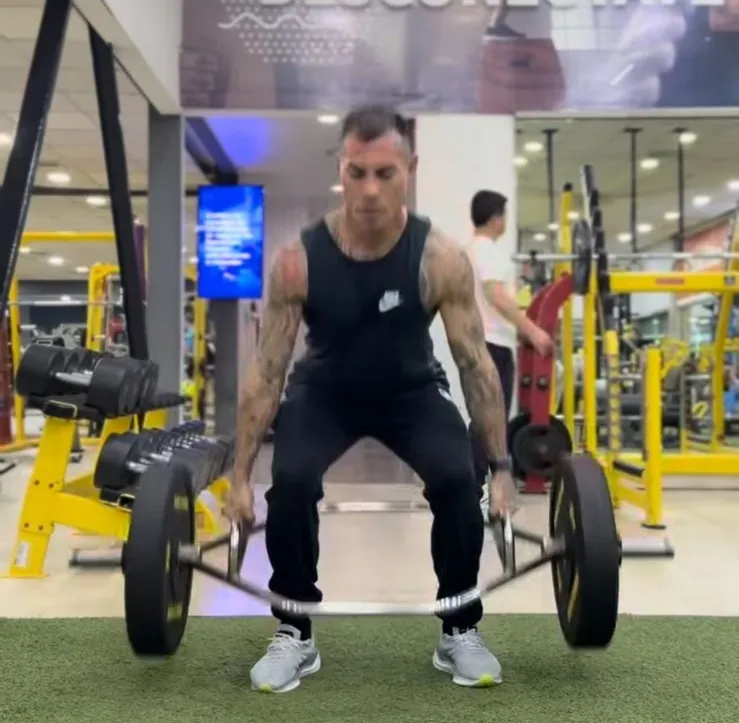 Juan Ramírez muestra los trabajos físicos de Eduardo Vargas en Chile.