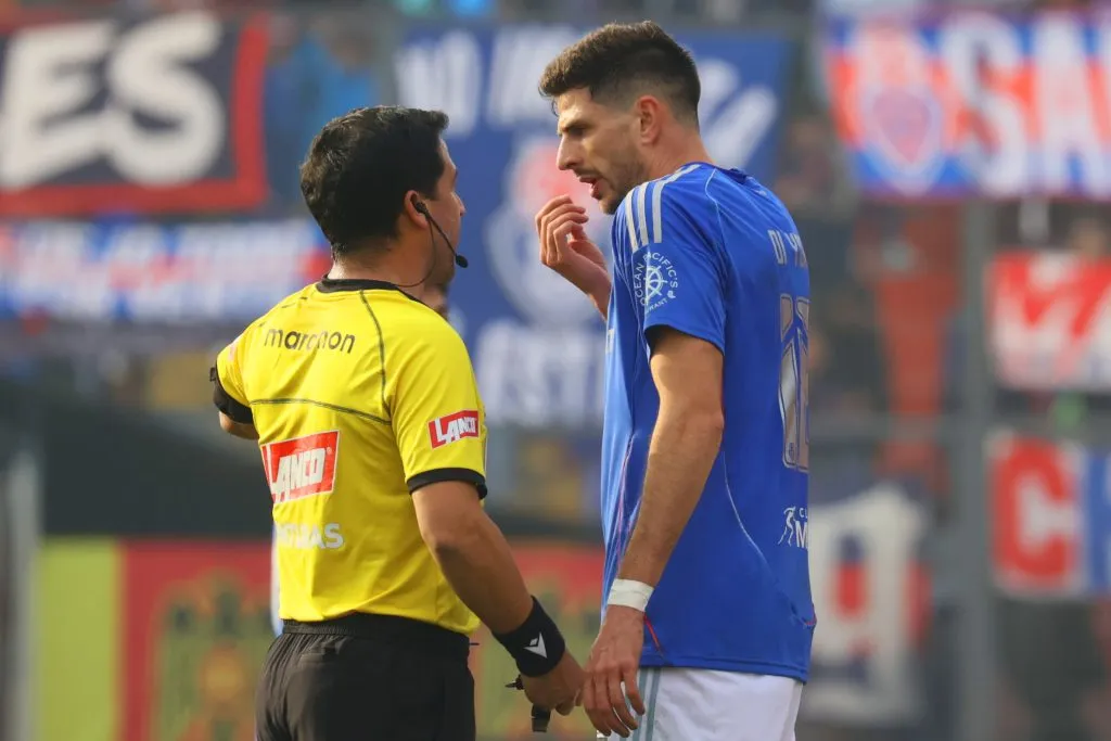 Lucas Di Yorio la sacó barata tras su expulsión en la U. Foto: Photosport.