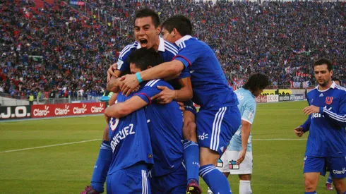 Eduardo Vargas se alinea con sus compañeros de U de Chile.