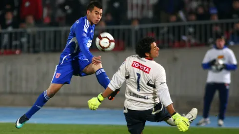 Los hinchas de U de Chile esperan el regreso de Eduardo Vargas.