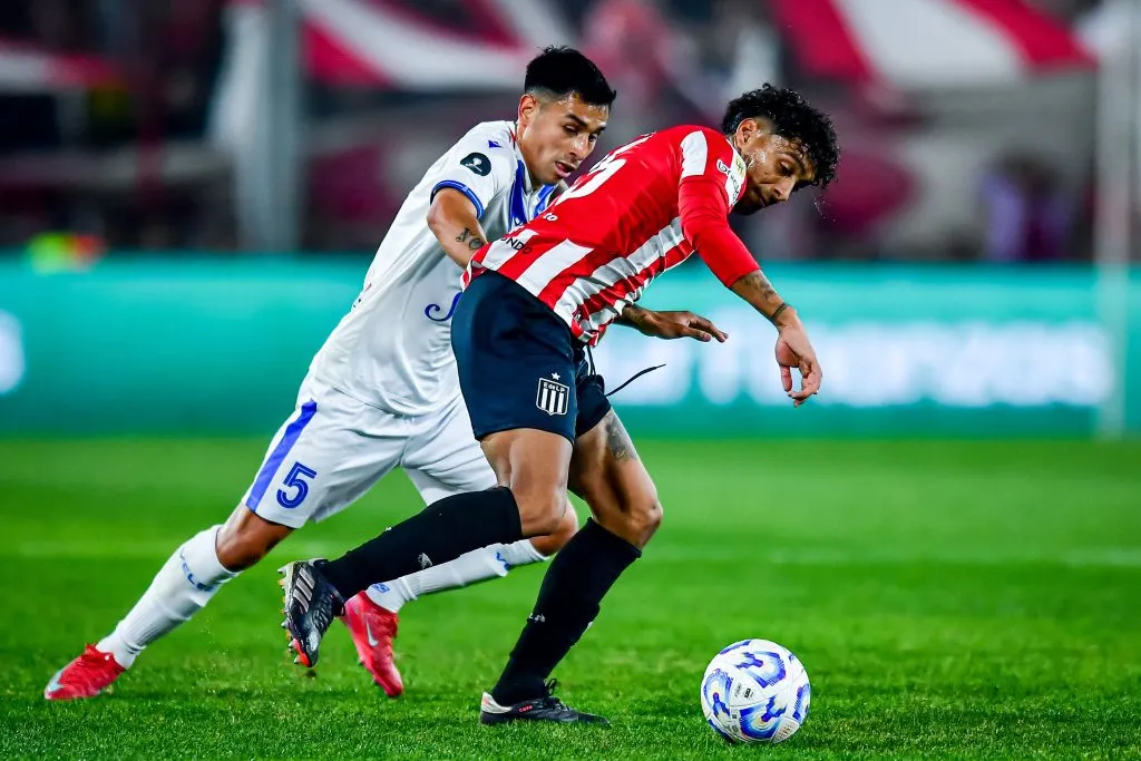 Claudio Baeza marca a Cristian Medina en la Supercopa Internacional. (Marcelo Endelli/Getty Images).