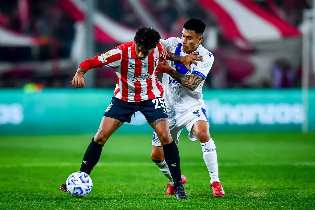 Otra disputa de Baeza ante Medina: Vélez le ganó 2-0 a Estudiantes. (Marcelo Endelli/Getty Images).