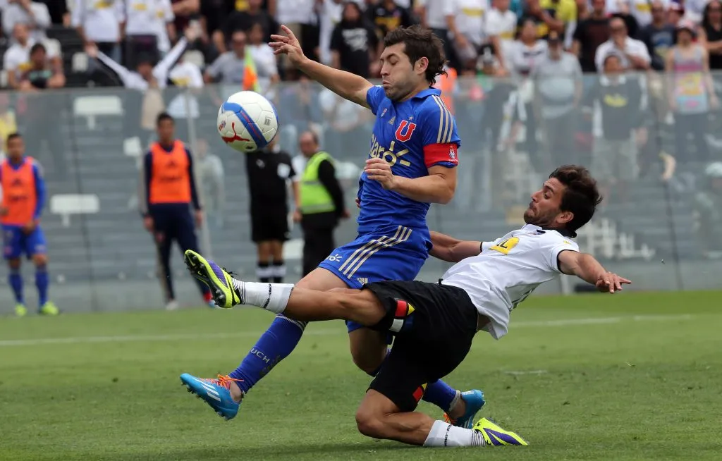 Mauro Olivi lucha un balón contra José Rojas en un Superclásico. (Martin Thomas/Photosport).