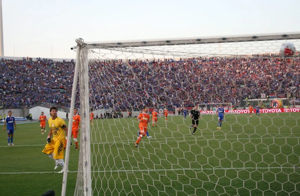 El último gol de Eduardo Vargas por la U se lo marcó a Nicolás Peric. Foto: OSCAR TORRES/PHOTOSPORT